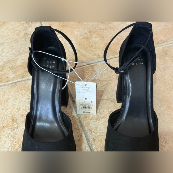 A new day 11 Women’s Black Heels - Picture 3 of 5